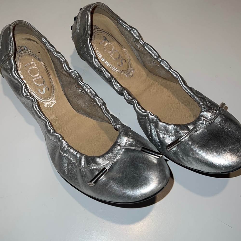 Tod’s flat silver leather ballet pull on flat shoe size 8
